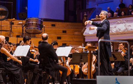 un direttore d'orchestra e un'orchestra