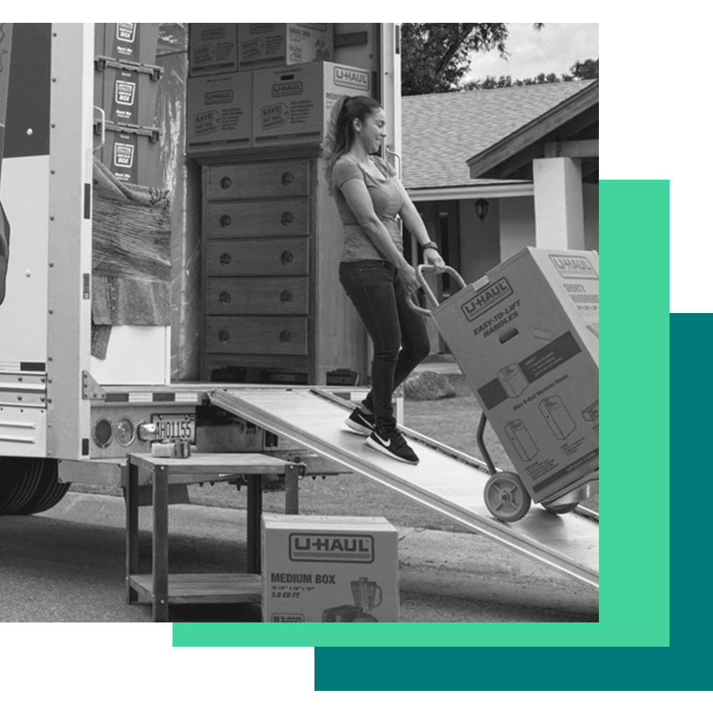 Grafica di U-Haul di una donna che scarica un camion per traslochi con una scatola.