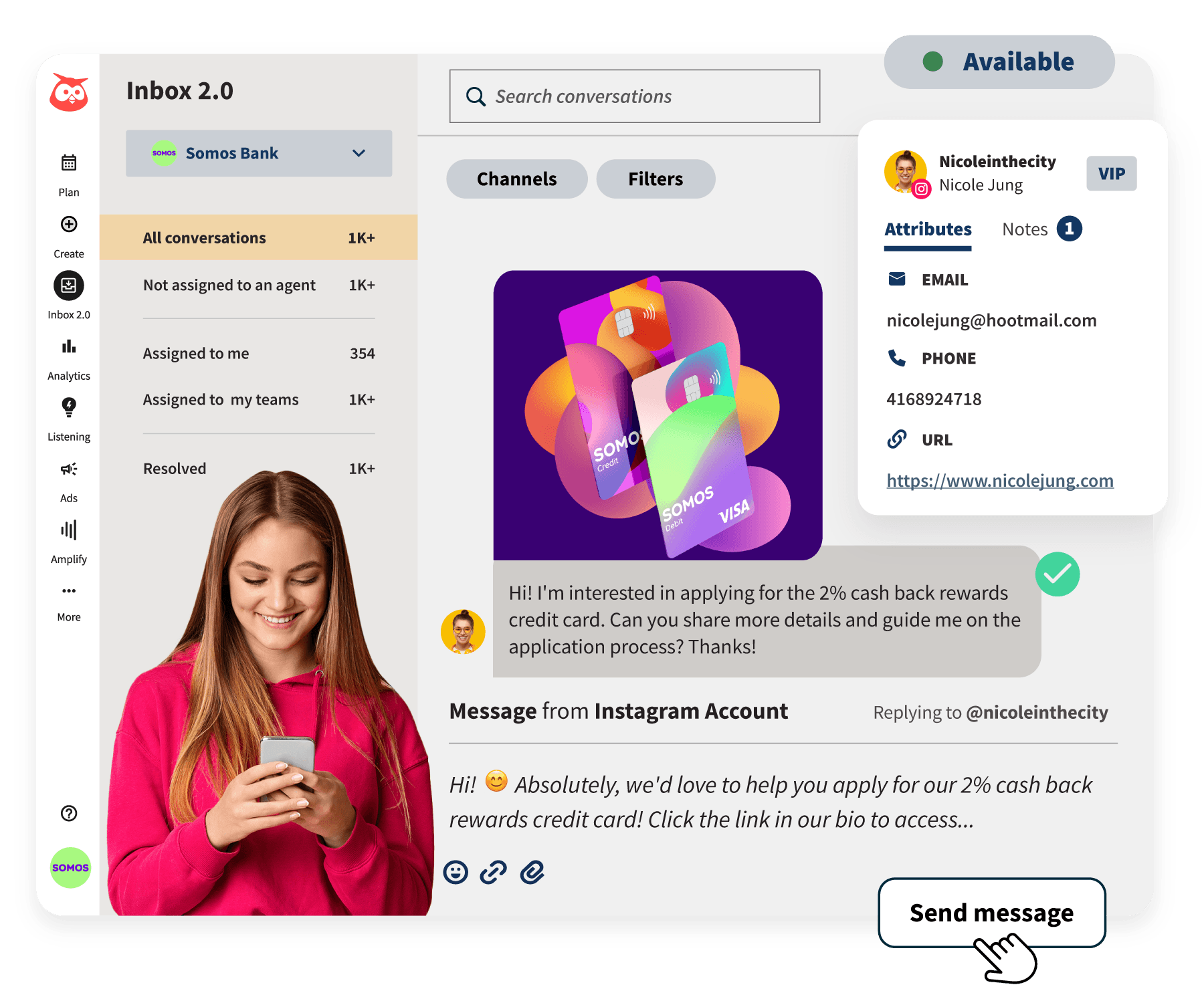 Painel de controle do Hootsuite com recursos de caixa de entrada e mensagens, com mulher usando smartphone