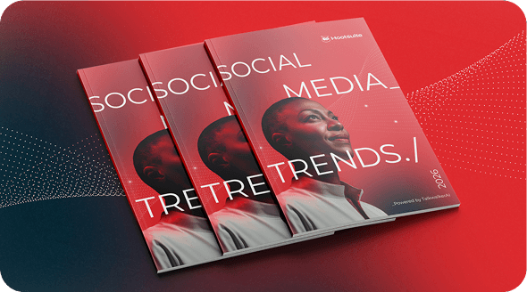 Trois exemplaires d'une couverture de magazine sur les tendances des médias sociaux, rouge, avec un portrait de profil sur un fond dégradé